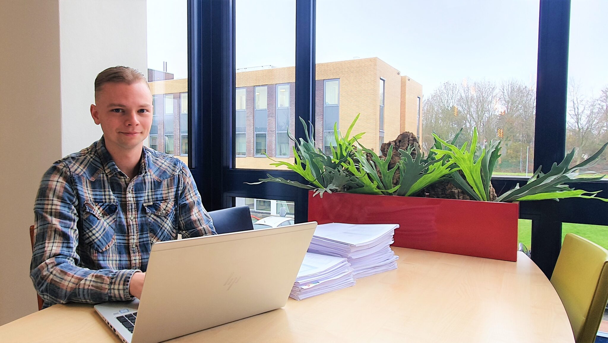 Jordi-van-Riet-afstuderen-stage-contractbeheer-team-Laride-collega