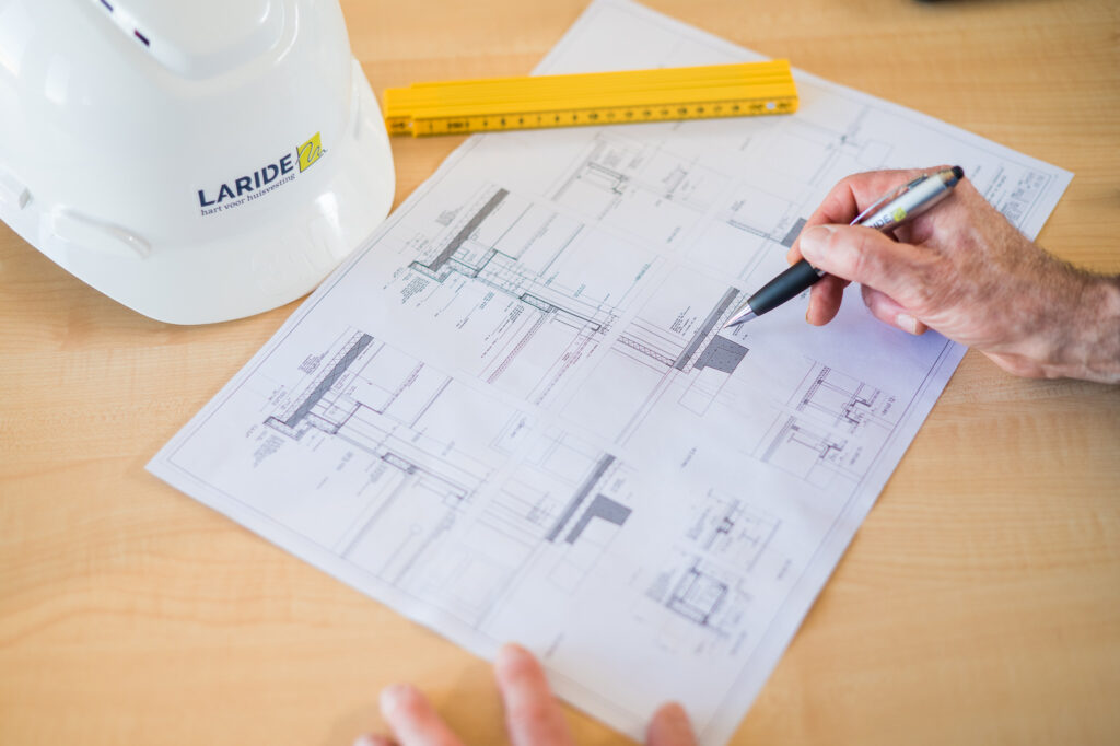 Projectleider-bouwtekening-helm-projectmanagement-bouw-Laride