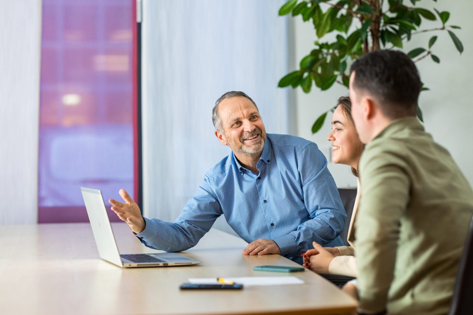 Hans-Laura-Bob-overleg-Team-Laride-Financieel-medewerker-administratie-controller